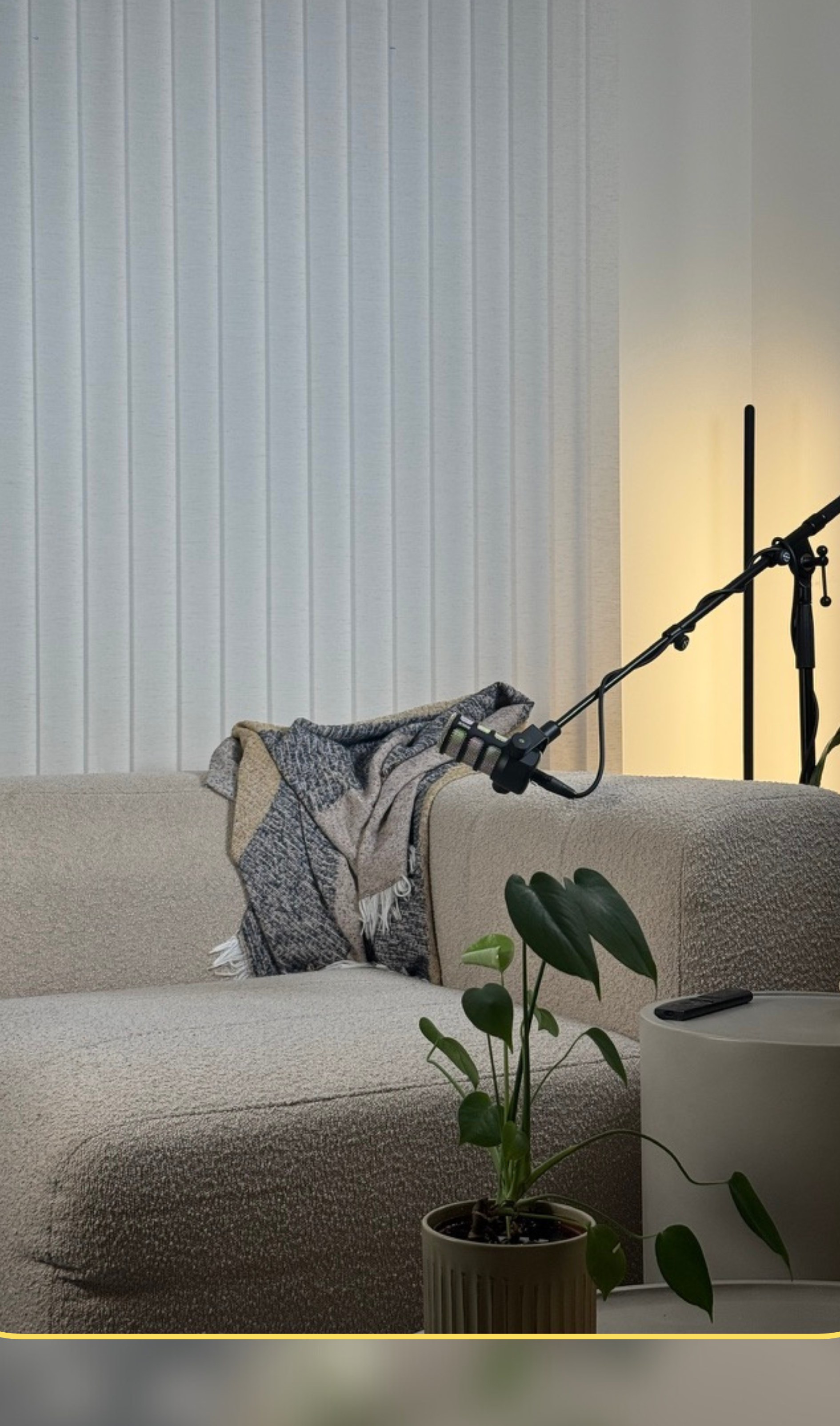 Coin enregistrement avec micro et canapé