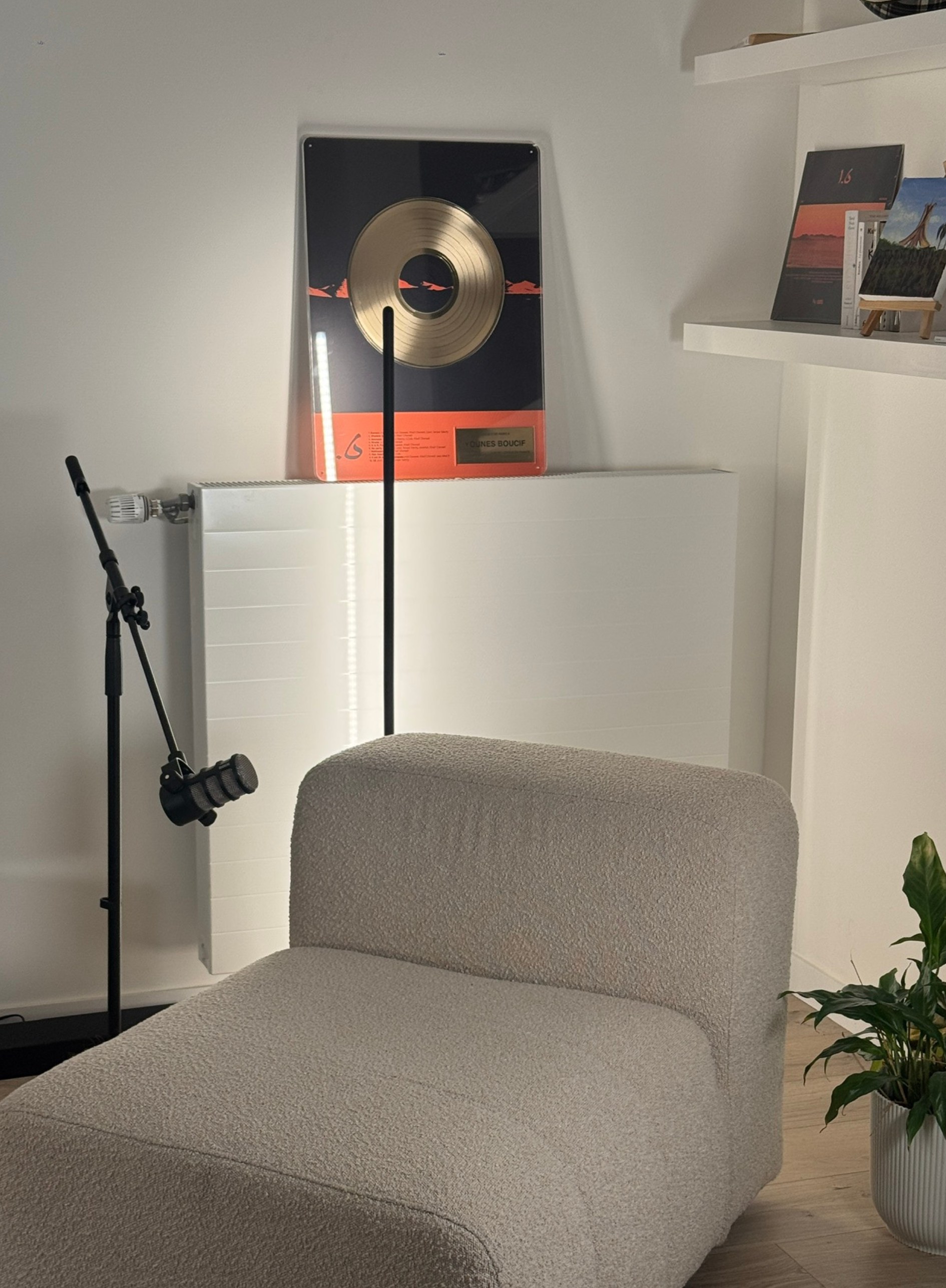 Espace 2 — Fauteuil solo avec disque d'or au mur